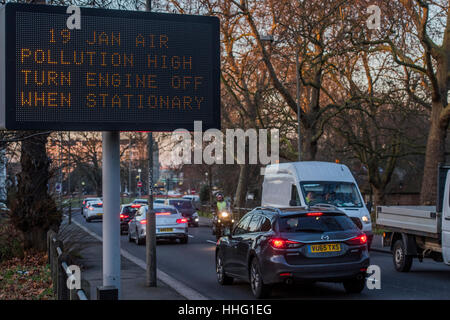 Wandsworth, Londres, Royaume-Uni. 19 Jan, 2017. Un panneau met en garde contre les niveaux élevés de pollution dans Wandsworth comme l'heure de pointe du soir commence à construire sur le circulaire sud à Clapham Common, London, 19 janvier 2017. Crédit : Guy Bell/Alamy Live News Banque D'Images