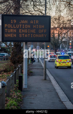 Wandsworth, Londres, Royaume-Uni. 19 Jan, 2017. Un panneau met en garde contre les niveaux élevés de pollution dans Wandsworth comme l'heure de pointe du soir commence à construire sur le circulaire sud à Clapham Common, London, 19 janvier 2017. Crédit : Guy Bell/Alamy Live News Banque D'Images