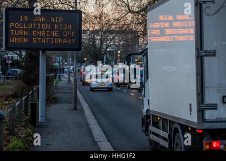 Wandsworth, Londres, Royaume-Uni. 19 Jan, 2017. Un panneau met en garde contre les niveaux élevés de pollution dans Wandsworth comme l'heure de pointe du soir commence à construire sur le circulaire sud à Clapham Common, London, 19 janvier 2017. Crédit : Guy Bell/Alamy Live News Banque D'Images