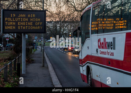 Wandsworth, Londres, Royaume-Uni. 19 Jan, 2017. Un panneau met en garde contre les niveaux élevés de pollution dans Wandsworth comme l'heure de pointe du soir commence à construire sur le circulaire sud à Clapham Common, London, 19 janvier 2017. Crédit : Guy Bell/Alamy Live News Banque D'Images