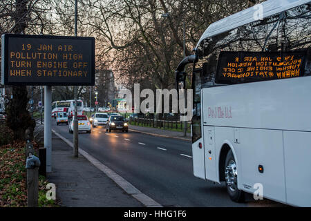 Wandsworth, Londres, Royaume-Uni. 19 Jan, 2017. Un panneau met en garde contre les niveaux élevés de pollution dans Wandsworth comme l'heure de pointe du soir commence à construire sur le circulaire sud à Clapham Common, London, 19 janvier 2017. Crédit : Guy Bell/Alamy Live News Banque D'Images