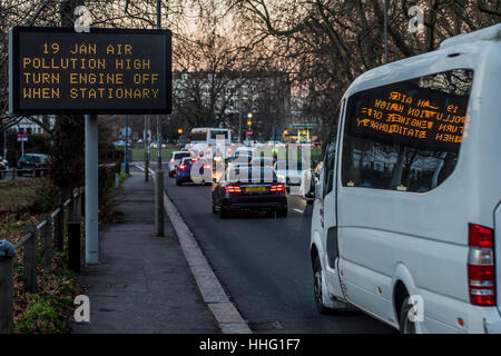 Wandsworth, Londres, Royaume-Uni. 19 Jan, 2017. Un panneau met en garde contre les niveaux élevés de pollution dans Wandsworth comme l'heure de pointe du soir commence à construire sur le circulaire sud à Clapham Common, London, 19 janvier 2017. Crédit : Guy Bell/Alamy Live News Banque D'Images