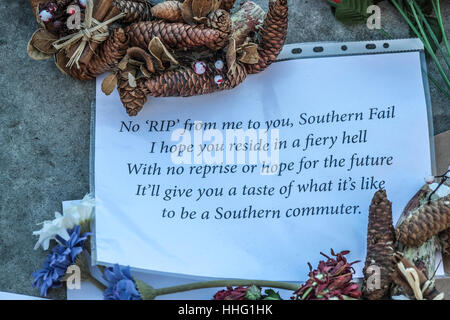 Londres, Royaume-Uni. 19 Jan, 2017. Les banlieusards de Southern Rail laisser des messages et tributs floraux pour le sud du rail à l'Obélisque Cleopatra's Needle sur le pont de Londres. RMT gardiens ont appelé une grève de 24 heures pour le lundi 23 janvier après son exclusion de l'entretien avec Aslef et du Sud Rail. Credit : claire doherty/Alamy Live News Banque D'Images