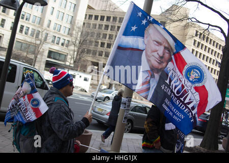 Washington DC, USA. 19 Jan, 2017. Un homme vend memoribilia de l'inauguration de l'atout de Donald à Washington, DC, USA. Jeudi, 19 janvier 2017. Crédit : Michael Candelori/Alamy Live News Banque D'Images