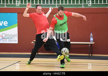 Rouen, France. 19 Jan, 2017. Les joueurs nationaux handball allemand Holger Glandorf et Andreas Wolff en action pendant une session de formation de l'équipe nationale allemande à Rouen, France, 19 janvier 2017. L'équipe nationale allemande de handball face à la Croatie le 20 janvier dans le dernier match de groupe pendant la Coupe du Monde de Handball. Photo : Marijan Murat/dpa/Alamy Live News Banque D'Images