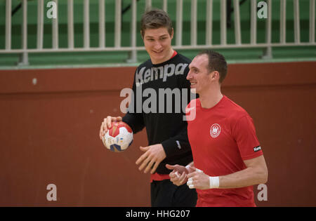 Rouen, France. 19 Jan, 2017. Les joueurs nationaux handball allemand Holger Glandorf (L) et Finn Lemke en action pendant une session de formation de l'équipe nationale allemande à Rouen, France, 19 janvier 2017. L'équipe nationale allemande de handball face à la Croatie le 20 janvier dans le dernier match de groupe pendant la Coupe du Monde de Handball. Photo : Marijan Murat/dpa/Alamy Live News Banque D'Images