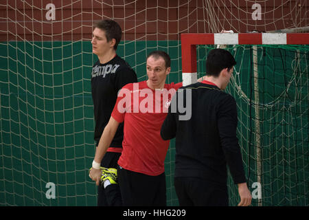 Rouen, France. 19 Jan, 2017. Les joueurs nationale allemande de handball Finn Lemke Holger (L-R), Holger Glandorf et Simon Ernst en action pendant une session de formation de l'équipe nationale allemande à Rouen, France, 19 janvier 2017. L'équipe nationale allemande de handball face à la Croatie le 20 janvier dans le dernier match de groupe pendant la Coupe du Monde de Handball. Photo : Marijan Murat/dpa/Alamy Live News Banque D'Images