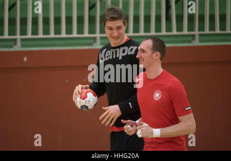 Rouen, France. 19 Jan, 2017. Les joueurs nationaux handball allemand Holger Glandorf (L) et Finn Lemke en action pendant une session de formation de l'équipe nationale allemande à Rouen, France, 19 janvier 2017. L'équipe nationale allemande de handball face à la Croatie le 20 janvier dans le dernier match de groupe pendant la Coupe du Monde de Handball. Photo : Marijan Murat/dpa/Alamy Live News Banque D'Images