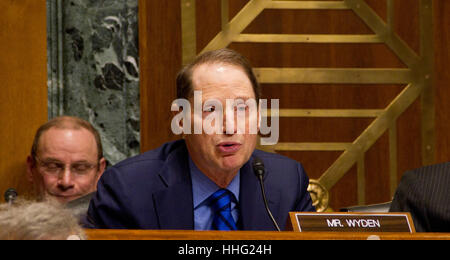 Washington, USA. 19 jan, 2017. Le Sénateur Ron Wyden, un démocrate de l'oregon et membre important de la commission des finances du Sénat, fait une déclaration au cours d'une audience de confirmation pour steven mnuchin, secrétaire du Trésor des États-Unis pour le président élu, Donald Trump, à Washington, DC, États-Unis, le jeudi, jan. 19, 2017. mnuchin défendu son bilan en tant que propriétaire d'un prêteur hypothécaire qui a été accusé de pratiques déloyales et de forclusion de prêt pendant la crise financière. crédit : remote-software/Alamy live news Banque D'Images