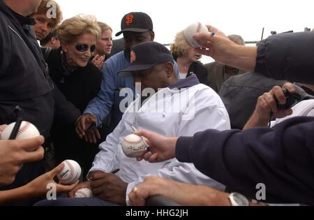 Fichier. 18 janvier, 2017. Parmi les 208 autres personnes dont la peine commuée Obama légende des Giants de San Francisco (et homonyme) WILLIE MCCOVEY Cove. En 1995, a été reconnu coupable de McCovey éviter l'impôt sur le revenu d'une valeur de 70 000 $ qu'il a fait signer des autographes et participer à des souvenirs spectacles. Fellow de la renommée Duc Snider a également été reconnu coupable dans l'affaire, et s'McCovey deux ans de probation et une amende de 5 000 $. Sur la photo : Willie McCovey, ancien grand base-ball des Giants de San Francisco, signe des autographes après l'inauguration du nouveau point à McCovey Chine Basin Park mardi matin en face de M Banque D'Images