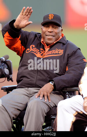 Fichier. 18 janvier, 2017. Parmi les 208 autres personnes dont la peine commuée Obama légende des Giants de San Francisco (et homonyme) WILLIE MCCOVEY Cove. En 1995, a été reconnu coupable de McCovey éviter l'impôt sur le revenu d'une valeur de 70 000 $ qu'il a fait signer des autographes et participer à des souvenirs spectacles. Fellow de la renommée Duc Snider a également été reconnu coupable dans l'affaire, et s'McCovey deux ans de probation et une amende de 5 000 $. Sur la photo : le 6 mai 2011 - San Francisco, Californie, États-Unis - Anciennes géantes Étoiles Willie McCovey pendant le 80e anniversaire pour des Géants' grand Willie Mays avant le match entre la MLB Banque D'Images