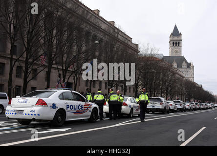 Washington, USA. 19 Jan, 2017. Les agents de police montent la garde un jour avant la cérémonie d'investiture présidentielle américaine à Washington, DC, États-Unis, le 19 janvier, 2017. Quelques 28 000 dans le personnel devraient être déployés ici pour le président élu américain Donald Trump's inauguration, selon les médias locaux. Credit : Yin Bogu/Xinhua/Alamy Live News Banque D'Images