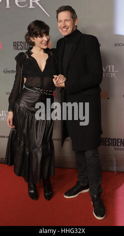 Berlin, Allemagne. 19 Jan, 2017. L'actrice Milla Jovovich et le réalisateur Paul W.S. Anderson arrivent pour la première allemande du film Resident Evil : Le Final chapter' à Berlin, Allemagne, 19 janvier 2017. Le film va d'abord ouvrir dans les salles allemandes le 26 janvier 2017 sur. Photo : Jörg Carstensen/dpa/Alamy Live News Banque D'Images