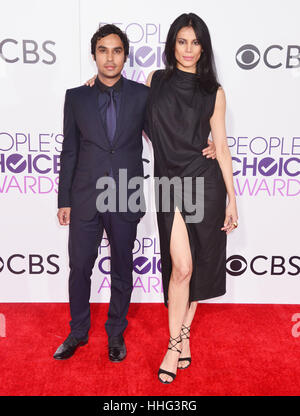 Neha Kapur, Kunal Nayyar arrivant à la People's Choice Awards 2017 au Theatre de Los Angeles. 18 janvier, 2017. Banque D'Images