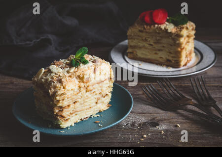 Napoléon - gâteau gâteau multicouche avec la crème pâtissière. Image clé faible, de l'alimentation encore la vie, style rustique Banque D'Images