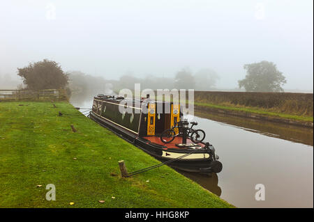 Bateau Canal William No102 par un matin brumeux Banque D'Images