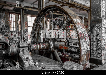 Ancienne usine abandonnée en machines industrielles Banque D'Images