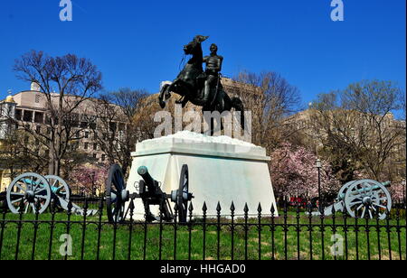 Washington, DC - 10 Avril 2014 : statue équestre du président Andrew Jackson entourée de canons du 19ème siècle dans le centre de Lafayette Park Banque D'Images