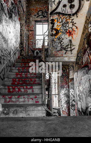 Escaliers en colimaçon, bâtiment délabré avec graffiti Banque D'Images