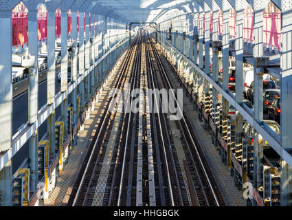 Avis de rails du métro vide à l'heure de pointe à travers le Williamsburg Bridge entre Brooklyn et Manhattan à New York City NYC Banque D'Images