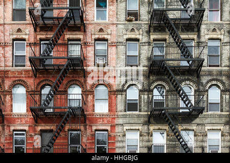 Les immeubles en briques anciennes dans l'East Village de Manhattan, New York City Banque D'Images