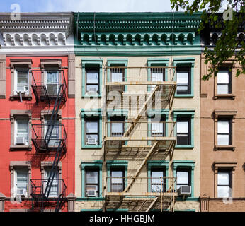 Vieux immeubles colorés dans le quartier de Greenwich Village de Manhattan, New York City Banque D'Images