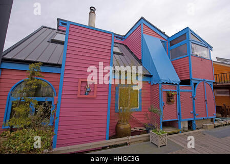 Les maisons flottantes et les bâtiments commerciaux dans le port de Victoria, C.-B., Canada. Banque D'Images