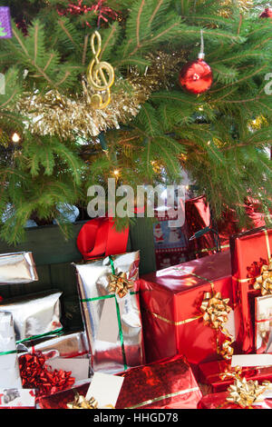 Vue pittoresque d'un arbre de Noël décoré, avec Xmas présente joliment emballé sous l'arbre. Banque D'Images