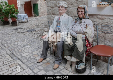 Des poupées grandeur nature d'un pêcheur et sa femme, qui est le tricot, à l'extérieur d'une boutique touristique à Trogir, Croatie la vieille ville. Banque D'Images