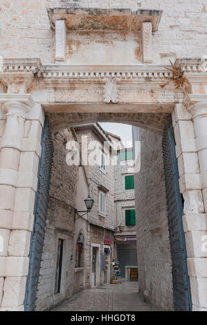 Porte de ville menant dans la vieille ville de Trogir. Centre du patrimoine mondial de l'UNESCO, la ville et le port sont sur la côte Adriatique, Croatie. Banque D'Images