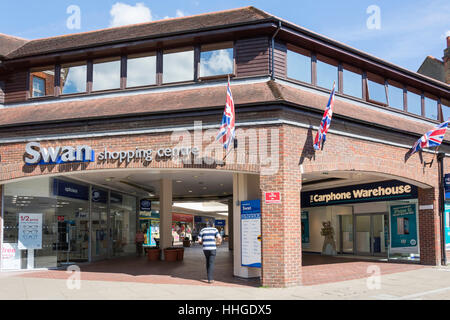 Entrée de Swan Shopping Centre, High Street, Leatherhead, Surrey, Angleterre, Royaume-Uni Banque D'Images