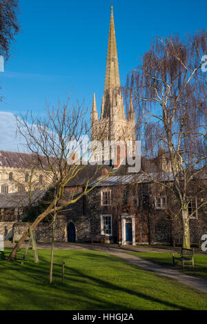 Une vue magnifique de la flèche de la cathédrale de l'intérieur d'un proche à l'intérieur de la cathédrale en Norwich, Royaume-Uni. Banque D'Images