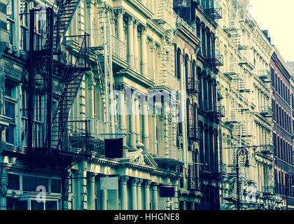 La ville de New York vue de la façade extérieure sur ornate old apartment building residence avec le feu s'échappe vu de lower Manhattan, NY Banque D'Images