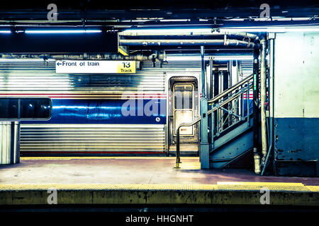 Vue sur New York City train en attente à Long Island Railroad plate-forme du métro à Penn Station à Manhattan NYC. Banque D'Images