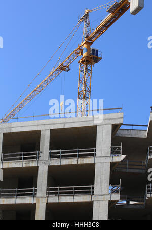 Grue et l'immense quartier résidentiel et commercial en construction en béton armé Banque D'Images