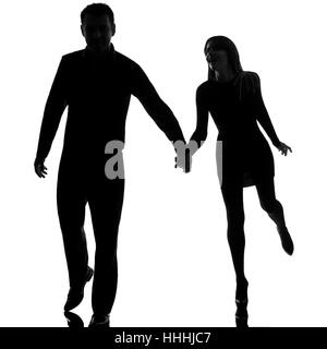 Un couple l'homme et de la femme en marche main dans la main dans le studio d'ossature isolé sur fond blanc Banque D'Images