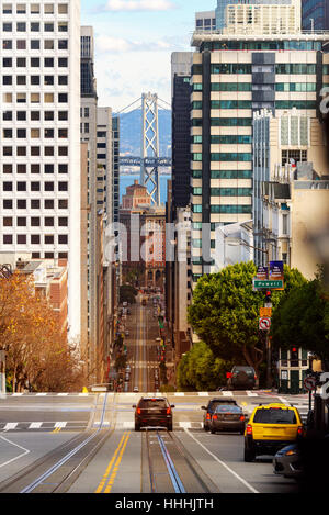 Route raide au milieu de San Francisco Downtown. Coup de cable car exploité le long Californai ligne. Banque D'Images