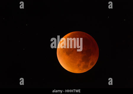 Éclipse de lune, rouge sang, supermoon lune / Blutmond, pleine lune orange rouge avec des étoiles scintillantes, le 28 septembre 2015. Banque D'Images