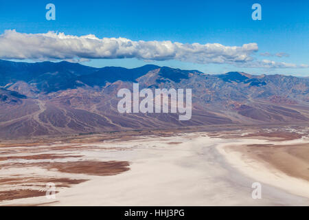 De sel dans le bassin de Badwater vu de Dante's view, Death Valley National Park, California, USA Banque D'Images