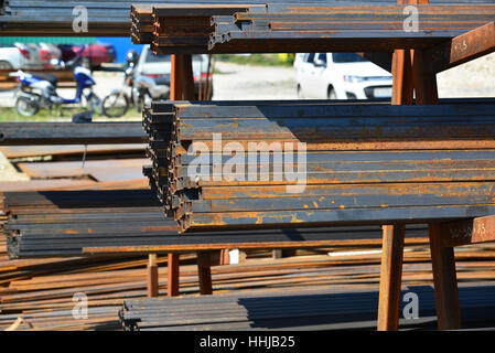 Metal rouille profil quadratique réside dans heap Banque D'Images