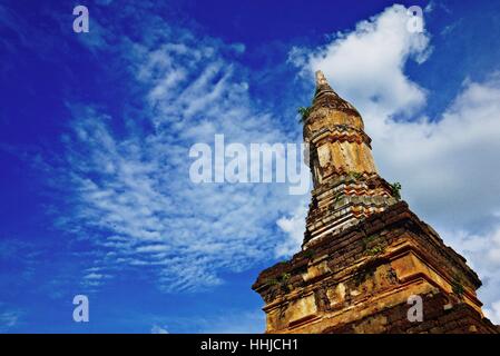 Une ancienne pagoda contre le ciel bleu dans le parc historique de Sukhothai, un des site du patrimoine culturel mondial de l'UNESCO en Thaïlande. Banque D'Images