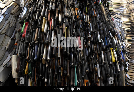 Le 'couteau' Angel sculpture, qui a été créé avec 100 000 41 couteaux recueillies par les forces policières de tout le pays par l'intermédiaire des amnisties et des confiscations, couteau à la ferronnerie britannique Center à Oswestry, Shropshire. Banque D'Images