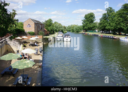 Le bateau House pub jardin, Tamise, Wallingford, Oxfordshire, England, UK Banque D'Images