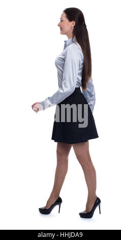 Profil de pleine longueur portrait of a young woman walking against white background Banque D'Images