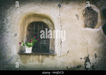 Chambre retro grunge mur fissuré avec fenêtre Banque D'Images