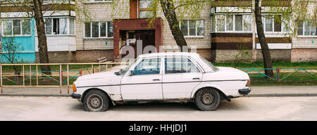 Vieille voiture rouillée 1980 Mercedes-Benz 300 D (W123) sedan gratuit sur rue. La Mercedes W123 est une gamme de voitures produites par le fabricant allemand Banque D'Images