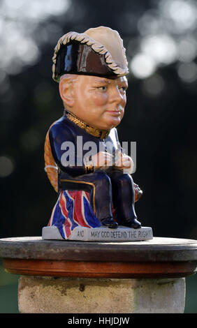 Une Clarice Cliff Churchill Toby jug, 1 de 350 jamais produits datant de 1940, qui est estimé à vendre jusqu'à &pound;1 000 lors d'une vente aux enchères à Catherine Southon Auctioneers à Farleigh Cour Golf Club à Surrey le 22 février. Banque D'Images