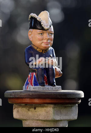 Une Clarice Cliff Churchill Toby jug, 1 de 350 jamais produits datant de 1940, qui est estimé à vendre jusqu'à &pound;1 000 lors d'une vente aux enchères à Catherine Southon Auctioneers à Farleigh Cour Golf Club à Surrey le 22 février. Banque D'Images