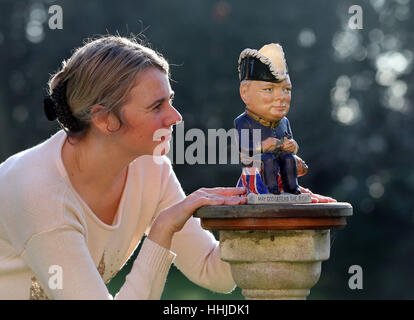 Commissaire-priseur Catherine Southon vérifie une Clarice Cliff Churchill Toby jug, 1 de 350 jamais produits datant de 1940, qui est estimé à vendre jusqu'à &pound;1 000 lors d'une vente aux enchères à Catherine Southon Auctioneers à Farleigh Cour Golf Club à Surrey le 22 février. Banque D'Images