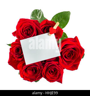 Bouquet de roses rouges avec du papier vierge remarque on white Banque D'Images